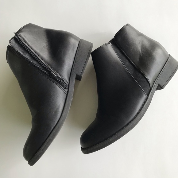 Shoes - Soft comfort black booties size 6
